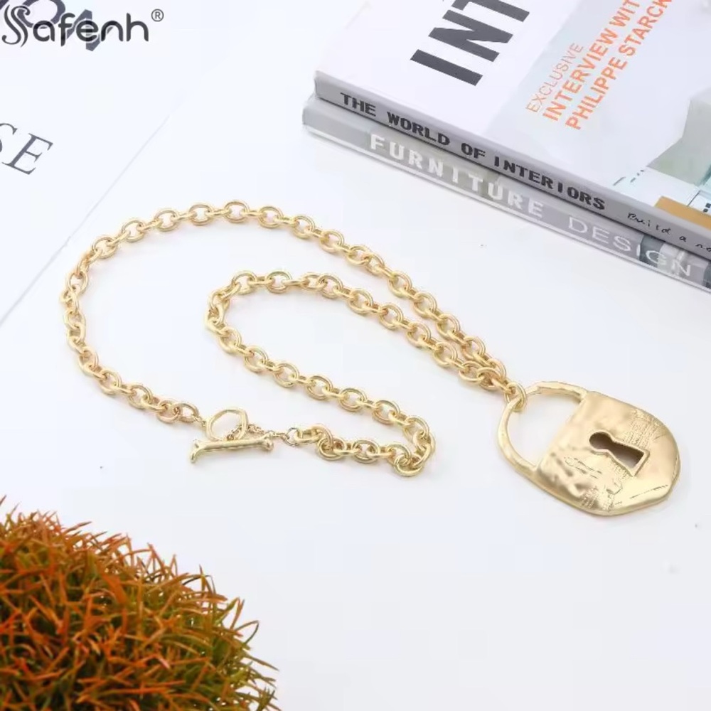 Fashion statement lock pendant necklace - Picture 11 of 17